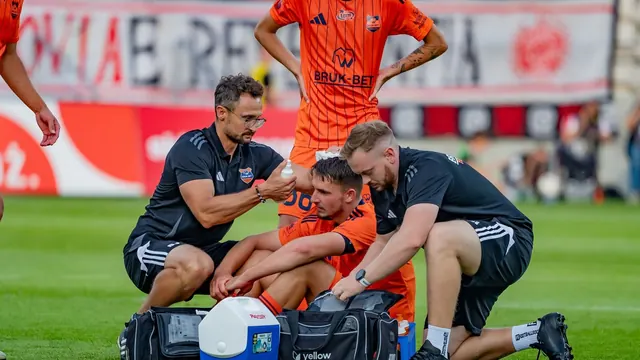 Prewencja urazów w piłce nożnej – jak wdrożyć FIFA 11+ w klubie i akademii (poradnik dla trenerów i rodziców)