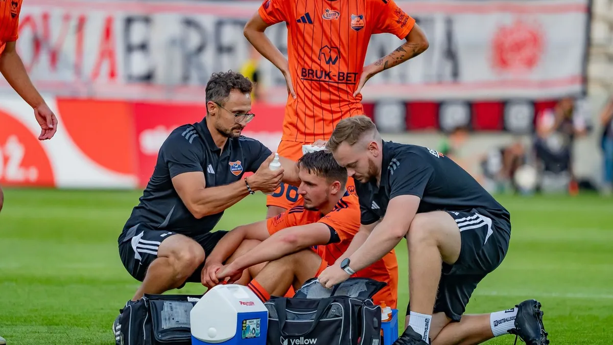 Prewencja urazów w piłce nożnej – jak wdrożyć FIFA 11+ w klubie i akademii (poradnik dla trenerów i rodziców)