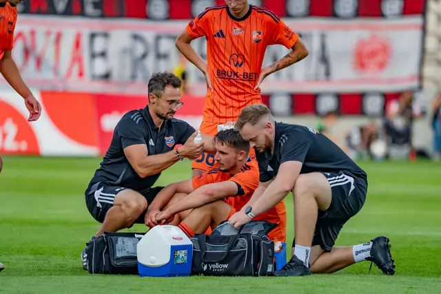 Pomoc medyczna zawodnikowi na boisku podczas meczu