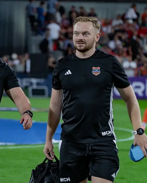 Marcin Chłosta na stadionie w stroju sztabu medycznego klubu