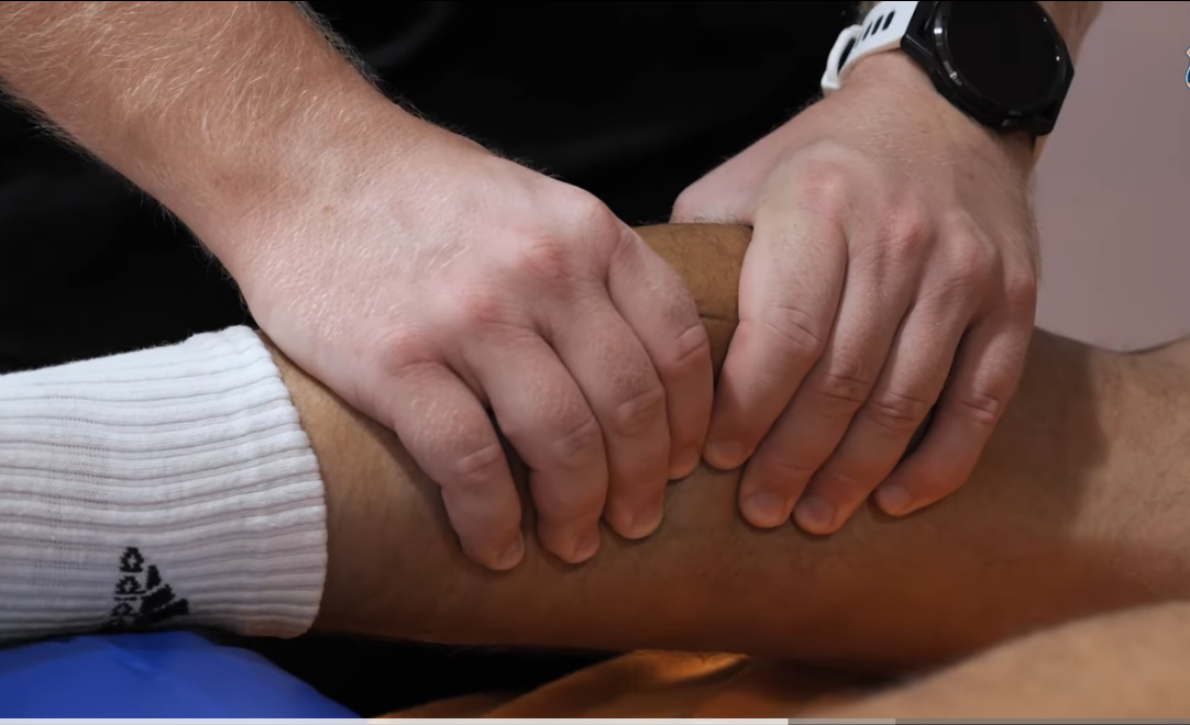 Fizjoterapia sportowa podczas meczu ekstraklasy - opatrzenie zawodnika